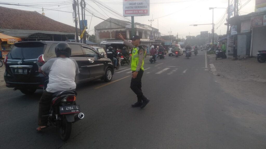 Polsek Cadasari Lakukan Strong Point untuk Cegah Kecelakaan dan Kemacetan di Jalanan 8 WhatsApp Image 2023 12 30 at 01.25.42