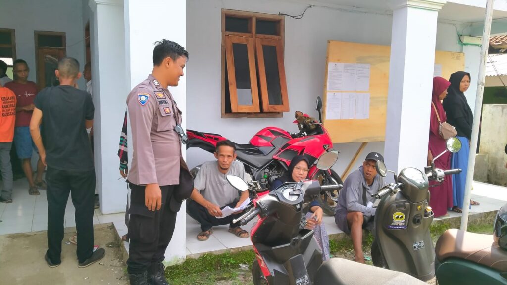 Polsek Angsana: Bhabinkamtibmas Melaksanakan Patroli Dialogis untuk Meningkatkan Kondusifitas Wilayah 6 WhatsApp Image 2023 12 30 at 05.43.23