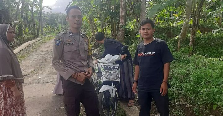 Bhabinkamtibmas Polsek Cadasari Terus Mendorong Pemilu Damai dan Keamanan Bersama Menjelang Tahun 2024 10 WhatsApp Image 2023 12 30 at 14.29.11