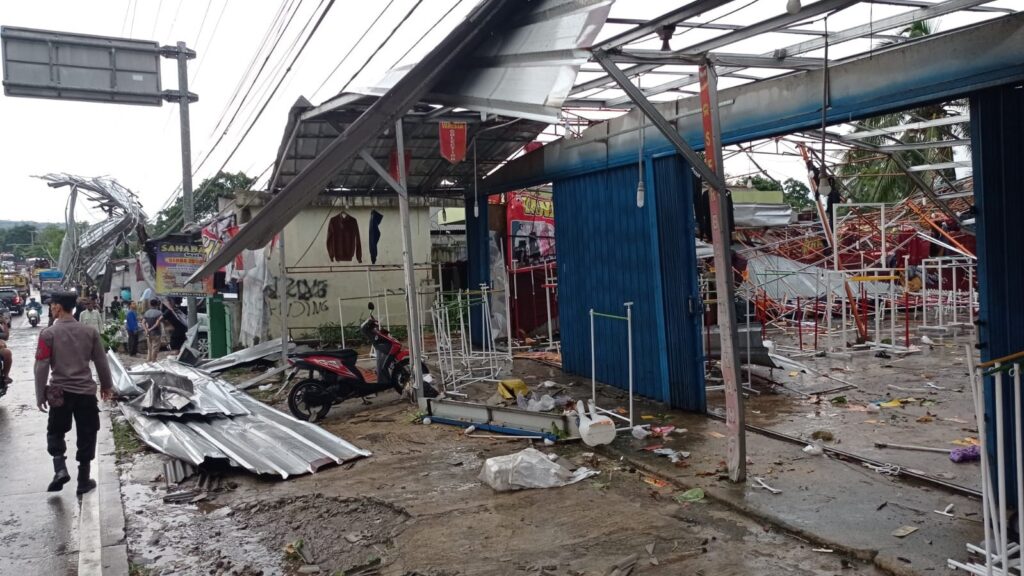 Polsek Cimanuk Tanggap Cepat Atasi Dampak Angin Puting Beliung di Pasar Batu Bantar 2 WhatsApp Image 2023 12 30 at 19.00.43