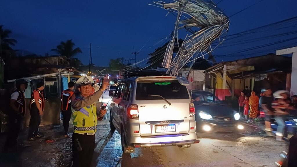 Satlantas Polres Pandeglang Mengurai Kemacetan Pasca Bencana Alam Angin Puting di Pasar Batubantar 1 WhatsApp Image 2023 12 30 at 21.18.41