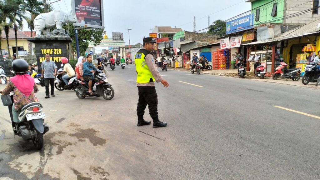Polsek Cadasari Berikan Pelayanan dan Pengaturan Lalu Lintas untuk Cegah Kecelakaan dan Kemacetan 3 WhatsApp Image 2023 12 31 at 02.48.08
