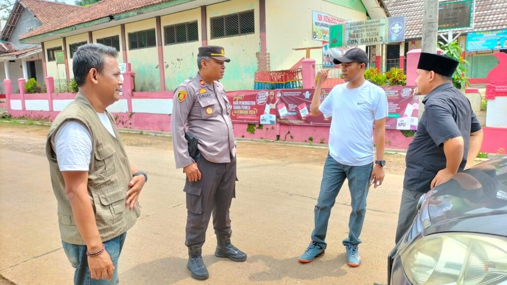 Polsek Pagelaran Melakukan Antisipasi Kamtibmas di Desa Margasana 2 WhatsApp Image 2023 12 31 at 02.58.53