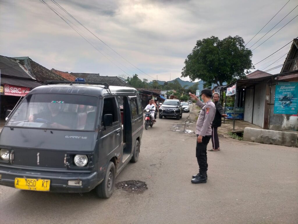 Polsek Mandalawangi Polres Pandeglang Gelar Kegiatan Strong Point Pengaturan Lalulintas 7 WhatsApp Image 2024 05 06 at 19.11.08