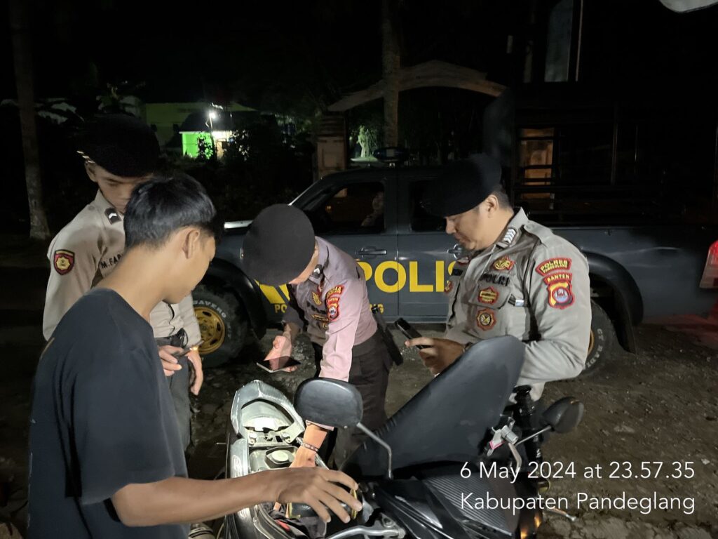 Samapta Polres Pandeglang Lakukan Patroli Malam untuk Ciptakan Situasi Kamtibmas Aman 10 WhatsApp Image 2024 05 07 at 05.29.03