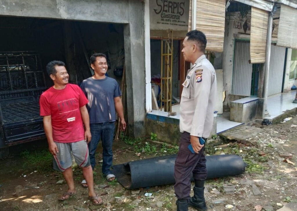 Polsek Cikedal Lakukan Patroli Dialogis dan Silaturahmi dengan Warga 2 WhatsApp Image 2024 05 07 at 17.12.25