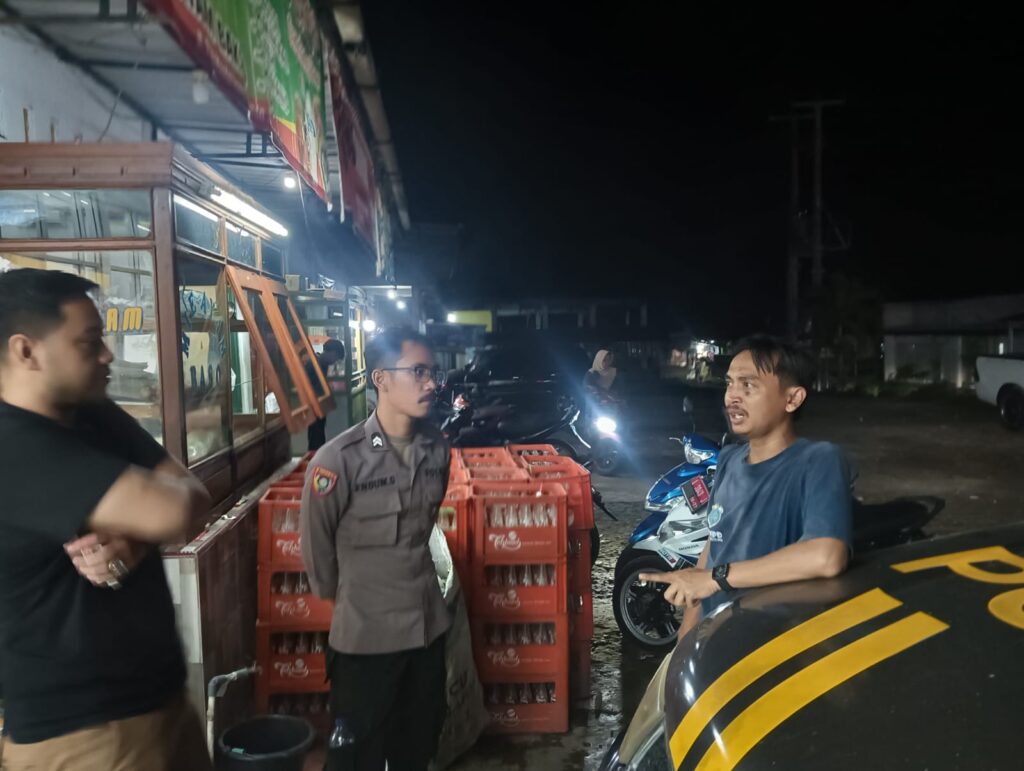 Polsek Mandalawangi Melaksanakan Patroli Mobile dan Sambang untuk Cegah Gangguan Kamtibmas dan 3C 6 WhatsApp Image 2024 05 07 at 22.20.37