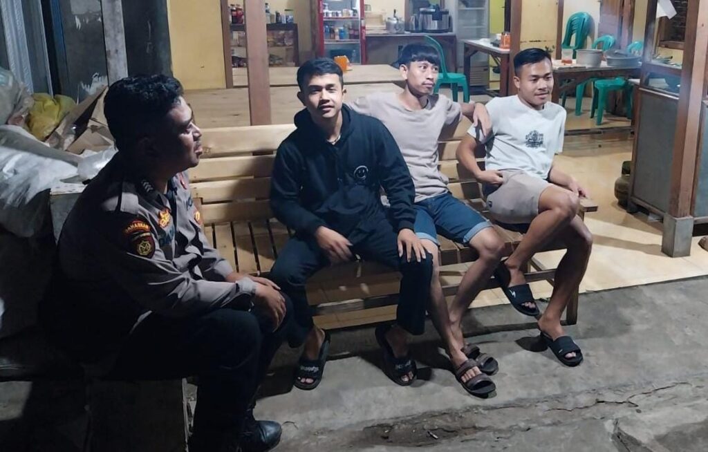 Polsek Sumur Lakukan Patroli Malam untuk Memelihara Kamtibmas 7 WhatsApp Image 2024 05 08 at 02.22.24
