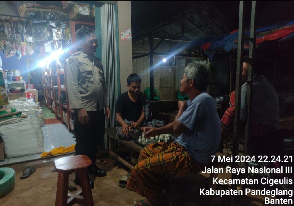 Polsek Cigeulis Rutin Gelar Patroli Kegiatan Rutin yang Ditingkatkan (KRYD) Malam Hari 10 WhatsApp Image 2024 05 08 at 06.21.18