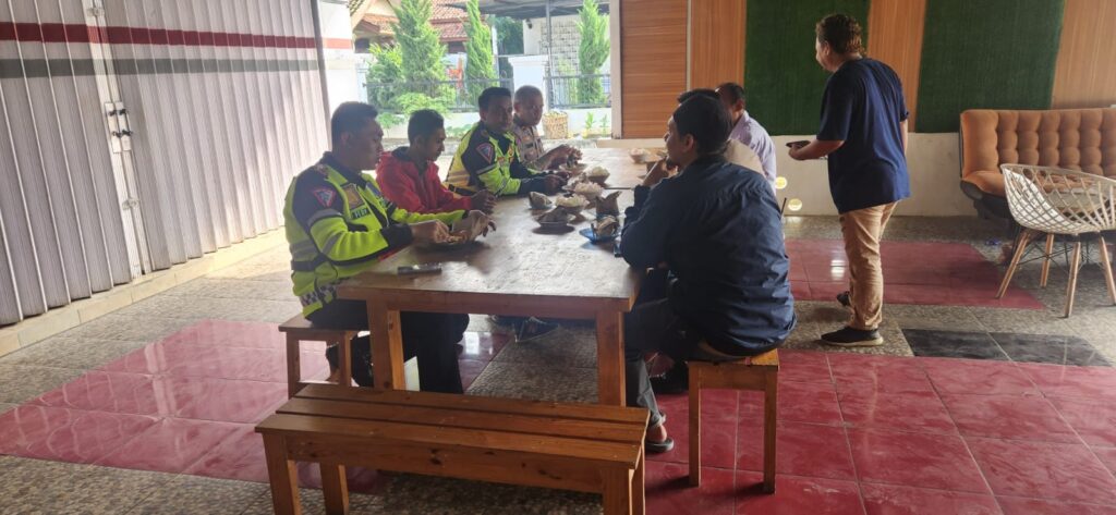 Kasat Lantas Polres Pandeglang Sambangi PWI Pandeglang, Minta Edukasi Tertib Berlalu Lintas Bagi Masyarakat 4 WhatsApp Image 2024 05 08 at 09.37.46