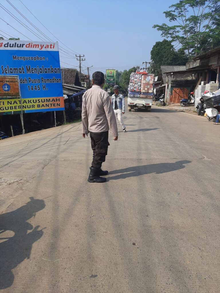 Polsek Bojong Polres Pandeglang Mengatur Lalu Lintas di Jalan Raya Saketi - Malingping 6 WhatsApp Image 2024 05 08 at 09.52.35