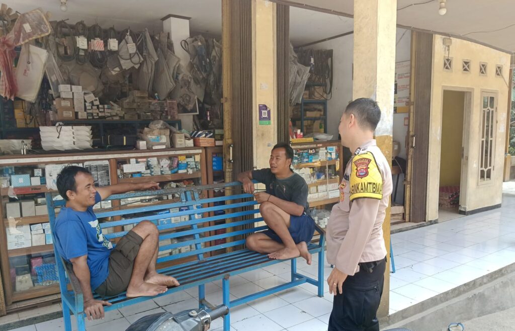 Polsek Menes Polres Pandeglang Gencarkan Patroli Dialogis untuk Cegah Kejahatan 2 WhatsApp Image 2024 05 08 at 13.30.40