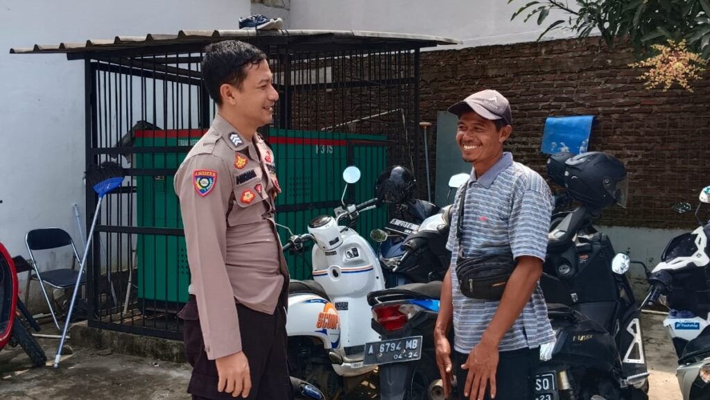 Patroli Dialogis Polsek Menes Ingatkan Juru Parkir untuk Waspada Terhadap Curanmor 3 WhatsApp Image 2024 05 08 at 13.32.29