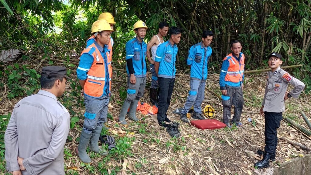 Polsek Jiput: Pemangkasan dan Penebangan Pohon Dilakukan untuk Mencegah Bahaya di Jalan Raya 5 WhatsApp Image 2024 05 08 at 14.36.38