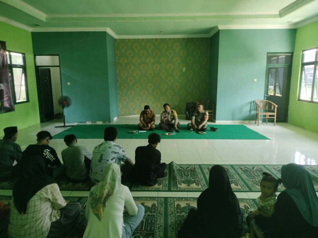 Bhabinkamtibmas Polsek Pandeglang Membina Siswa SMK NU MAARIF Agar Tetap Aman dan Tertib 8 WhatsApp Image 2024 05 08 at 18.16.19