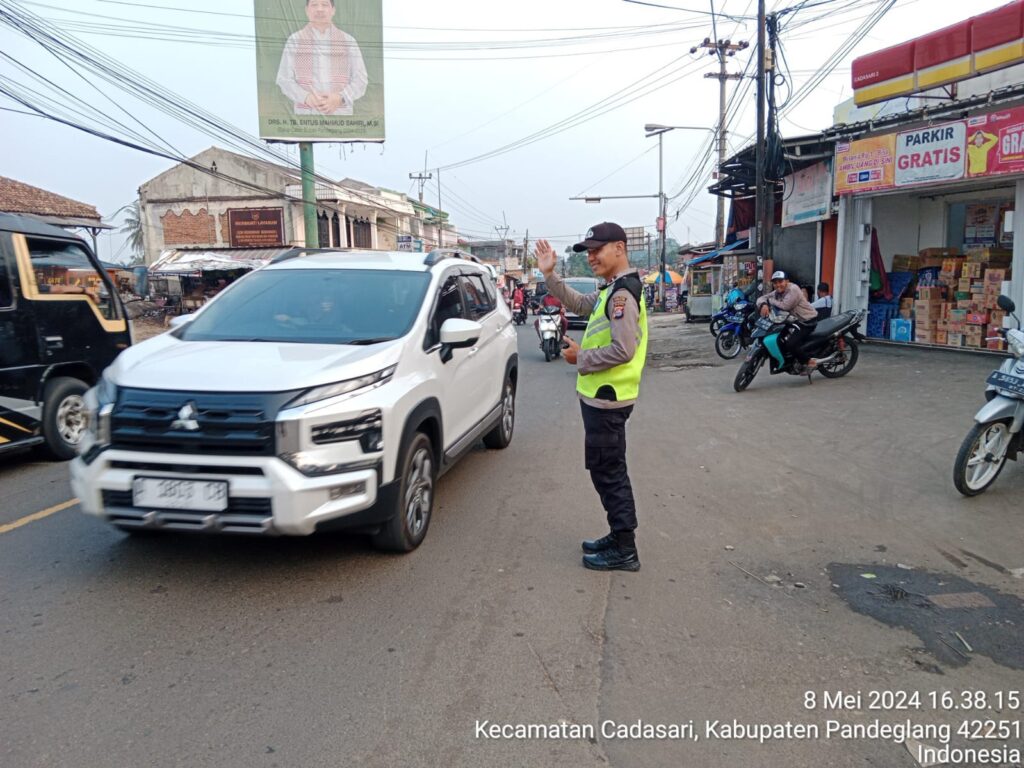 Polsek Cadasari Memastikan Kelancaran Lalu Lintas di Depan Pasar Cadasari 9 WhatsApp Image 2024 05 08 at 18.17.05