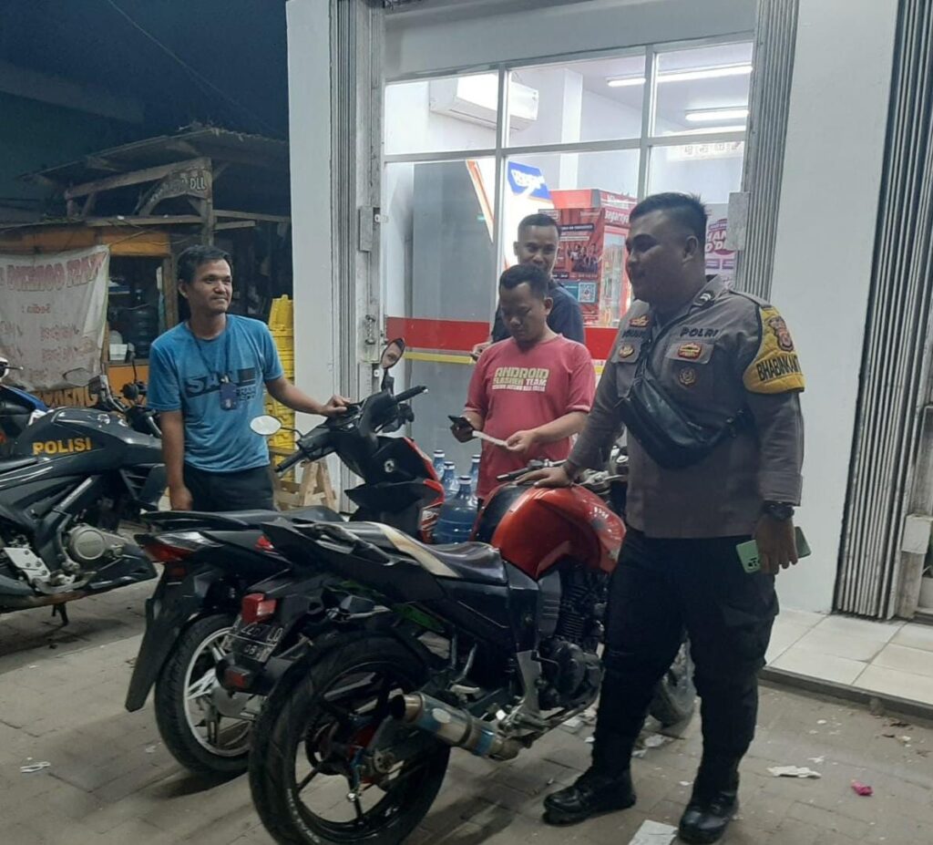 Bhabinkamtibmas Polsek Angsana Polres Pandeglang, Rutin Patroli Malam Jaga Kondusifitas Wilayah 3 WhatsApp Image 2024 05 09 at 07.37.03