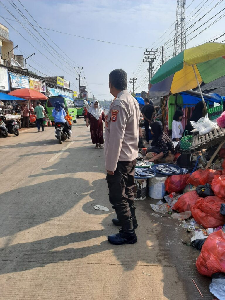 Kapolsek Bojong Polres Pandeglang Berhasil Mengatasi Kemacetan di Pagi Hari 6 WhatsApp Image 2024 05 09 at 09.28.09