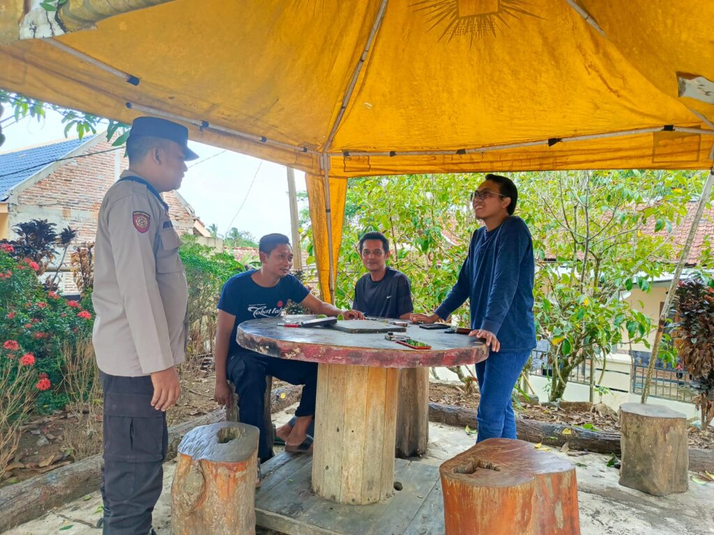 Polres Pandeglang Polsek Cibaliung Jalin Kemitraan dengan Masyarakat melalui Sambang Door to Door 4 WhatsApp Image 2024 05 09 at 13.40.14
