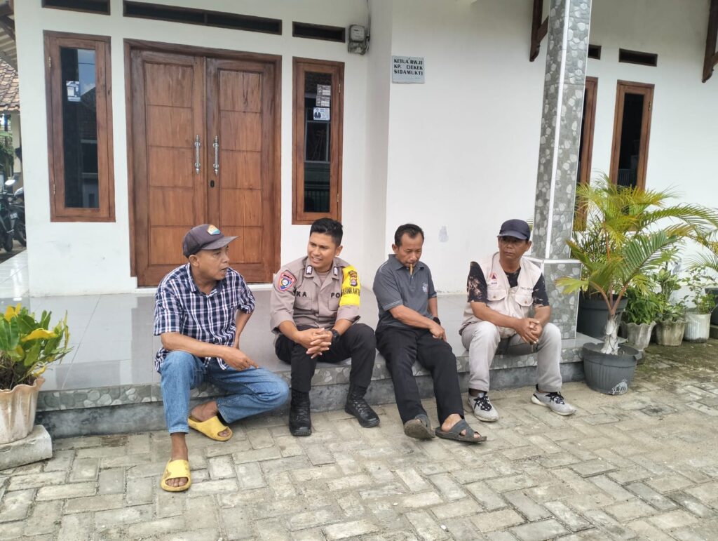 Bhabinkamtibmas Polsek Pandeglang Mantapkan Silaturahmi dengan Ketua RW dan Berikan Himbauan Kamtibmas 3 WhatsApp Image 2024 05 09 at 18.52.51