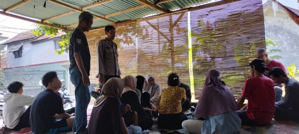 Bhabinkamtibmas Polsek Pandeglang Pantau Kegiatan Pendaftaran Kartu Pra Kerja dan Berikan Himbauan Kepada Masyarakat 4 WhatsApp Image 2024 05 09 at 18.55.40