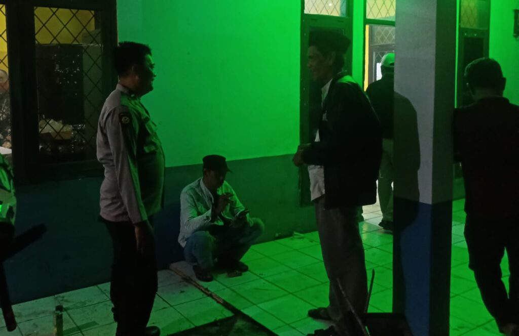 Bhabinkamtibmas Polsek Bojong Polres Pandeglang Sambangi Tokoh Masyarakat dan Warga untuk Himbauan Kamtibmas 9 WhatsApp Image 2024 05 10 at 09.19.08