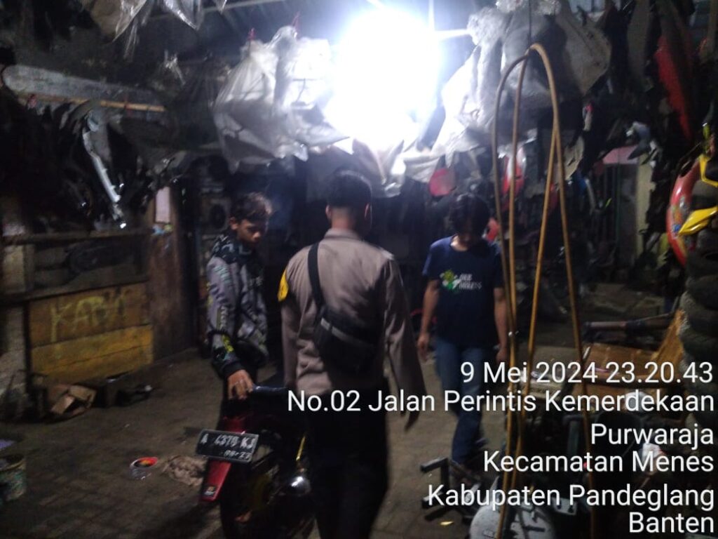 Polsek Menes Polres Pandeglang Giatkan Patroli dan Himbau Warga untuk Menjaga Kamtibmas 2 WhatsApp Image 2024 05 10 at 13.53.20