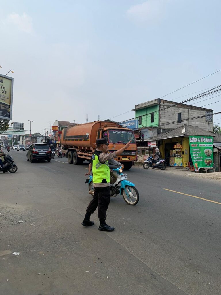 Polsek Cadasari Memastikan Kelancaran dan Keselamatan Lalu Lintas di Depan Pasar 7 WhatsApp Image 2024 05 10 at 17.14.08