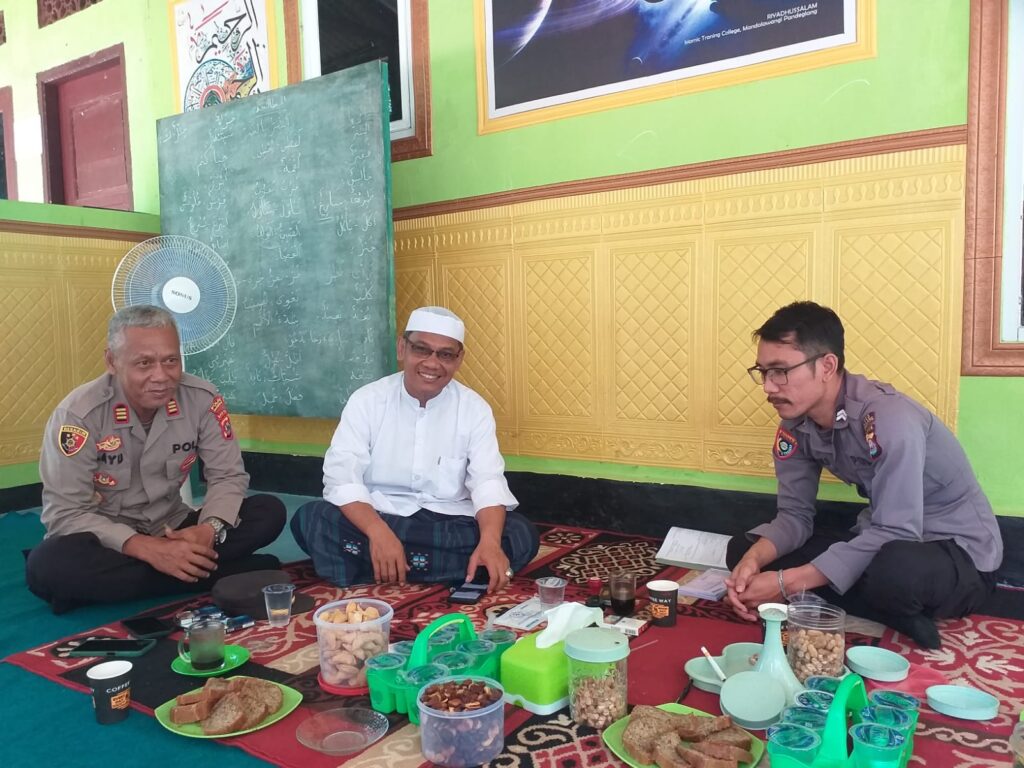 Bhabinkamtibmas Polsek Mandalawangi Laksanakan Sambang dan Silaturrahmi di Desa Cikoneng 4 WhatsApp Image 2024 05 10 at 23.10.37