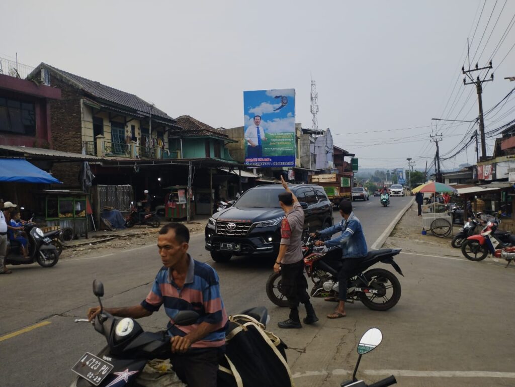 Personel Polsek Cimanuk Melaksanakan Pengaturan Lalu Lintas untuk Mengurangi Kemacetan dan Meningkatkan Kenyamanan Pengguna Jalan 5 WhatsApp Image 2024 05 10 at 23.38.21