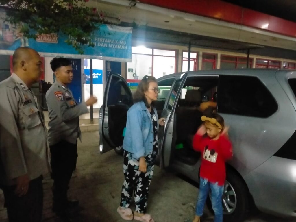 Polsek Cimanuk Polres Pandeglang Gelar Patroli Malam untuk Mencegah Tindak Kejahatan 6 WhatsApp Image 2024 05 10 at 23.39.04
