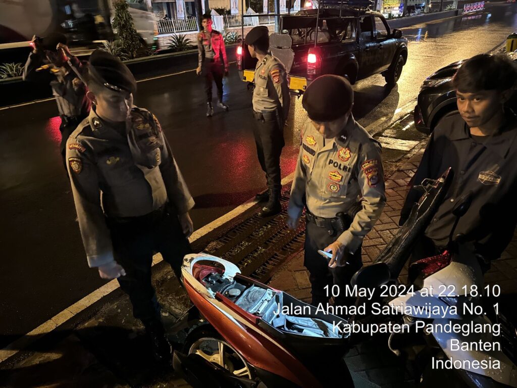 Patroli Malam Akhir Pekan Satuan Samapta Polres Pandeglang untuk Mencegah Gangguan Kamtibmas 7 WhatsApp Image 2024 05 11 at 04.04.01