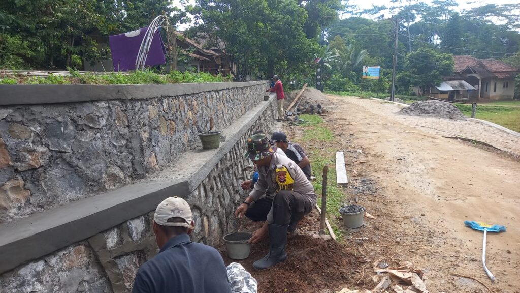 Bhabinkamtibmas Polsek Carita Gotong Royong Bersama Warga Binaan Desa Cinoyong 9 WhatsApp Image 2024 05 11 at 08.07.21