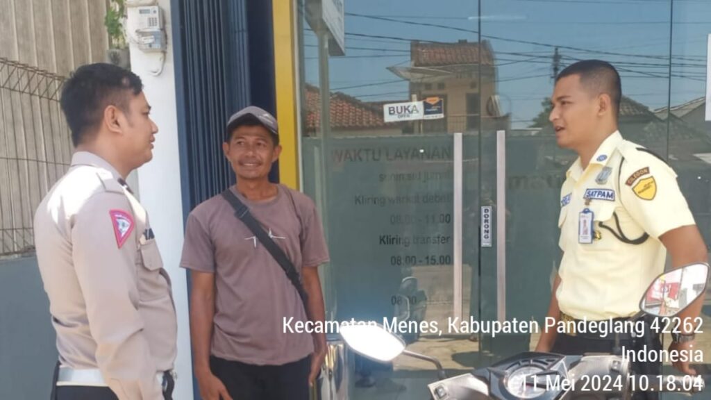 Polsek Menes Polres Pandeglang Lakukan Kegiatan Sambang di Bank Mandiri Desa Purwaraja 10 WhatsApp Image 2024 05 11 at 14.38.30