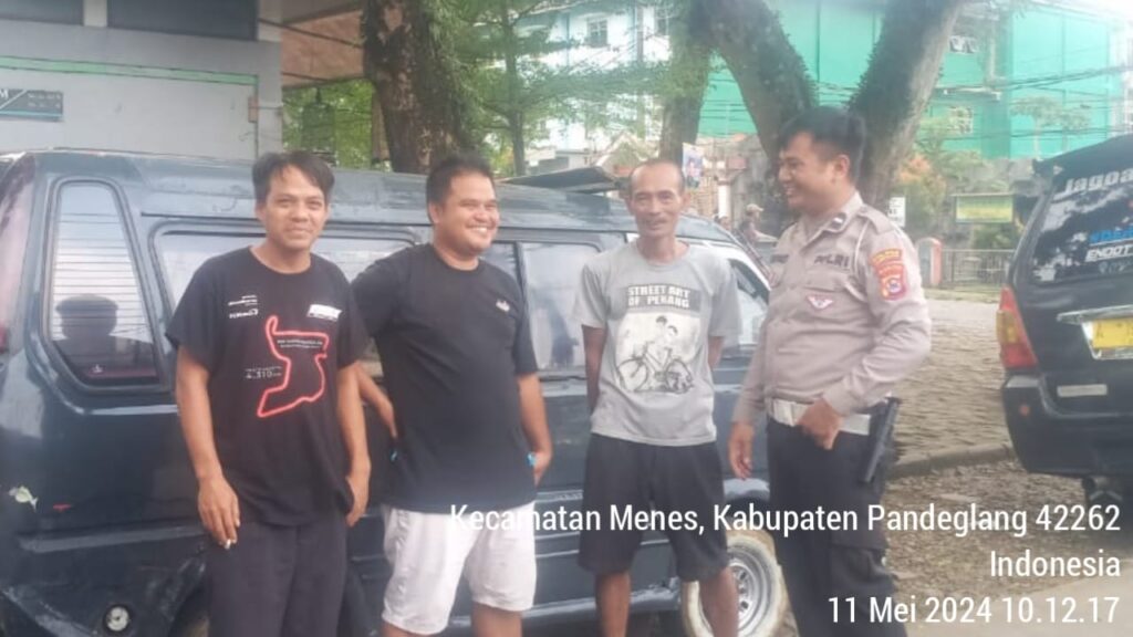 Polsek Menes Polres Pandeglang Berikan Penyuluhan kepada Supir Angkutan Umum di Alun-alun Kecamatan Menes Pandeglang 1 WhatsApp Image 2024 05 11 at 14.40.09
