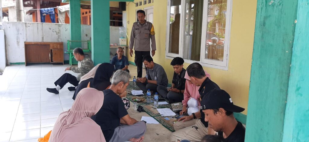 Bhabinkamtibmas Polsek Pandeglang Monitor Kegiatan Pendaftaran Kartu Prakerja bagi Warga Masyarakat di Kampung Ciherang 7 WhatsApp Image 2024 05 11 at 18.09.54
