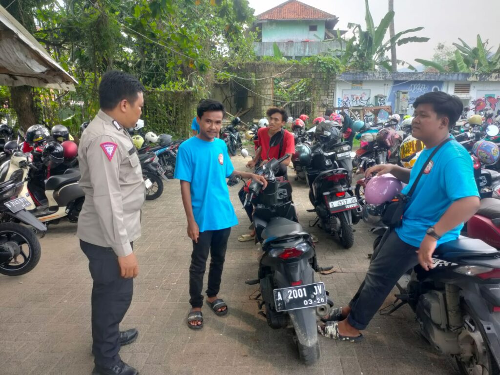 Personel Polsek Carita Lakukan Patroli dan Himbauan di Pantai untuk Menjaga Situasi Kamtibmas Selama Liburan 3 WhatsApp Image 2024 05 11 at 19.14.38