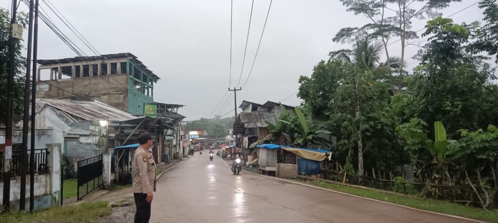 Personil Polsek Munjul Lakukan Pengaturan Lalulintas untuk Mencegah Kemacetan dan Kecelakaan 2 WhatsApp Image 2024 05 11 at 20.05.43