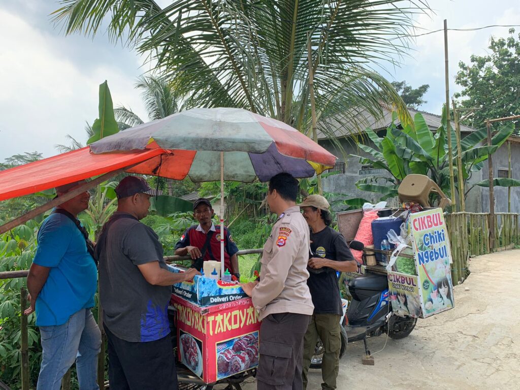 Patroli Rutin Polsek Cikedal Menjaga Keamanan di Wilayah Hukumnya 3 WhatsApp Image 2024 05 11 at 20.07.00