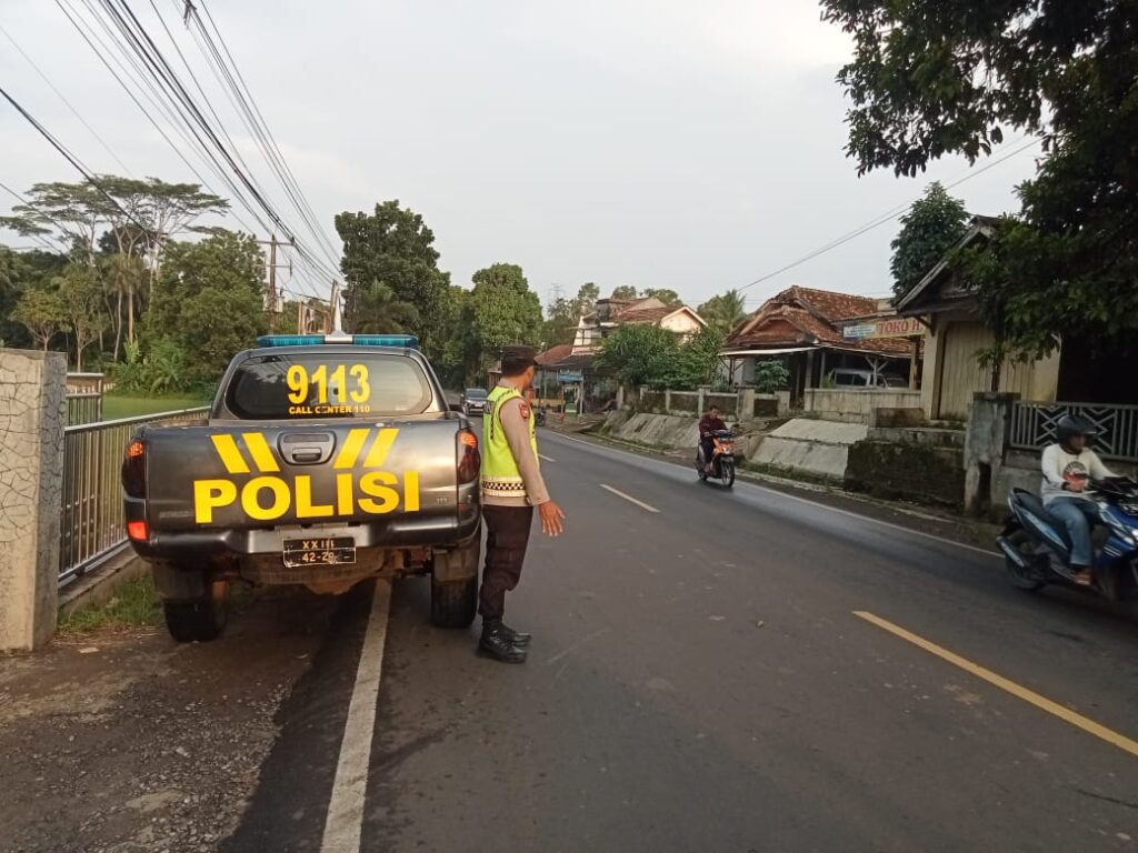 Petugas Piket Polsek Cikedal Gelar Patroli dan Pengaturan Lalu Lintas di Hari Libur Akhir Pekan 1 WhatsApp Image 2024 05 11 at 20.09.02