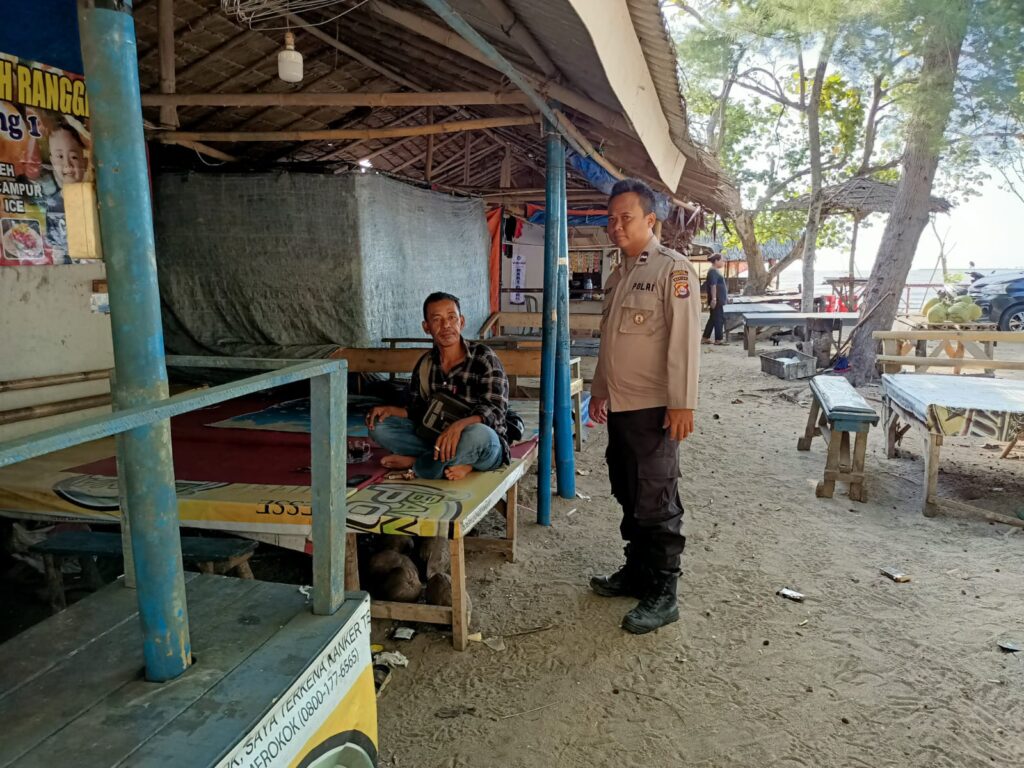 Anggota Polsek Pagelaran Jaga Kewaspadaan di Pantai Karoeng untuk Masyarakat 10 WhatsApp Image 2024 05 11 at 20.10.50