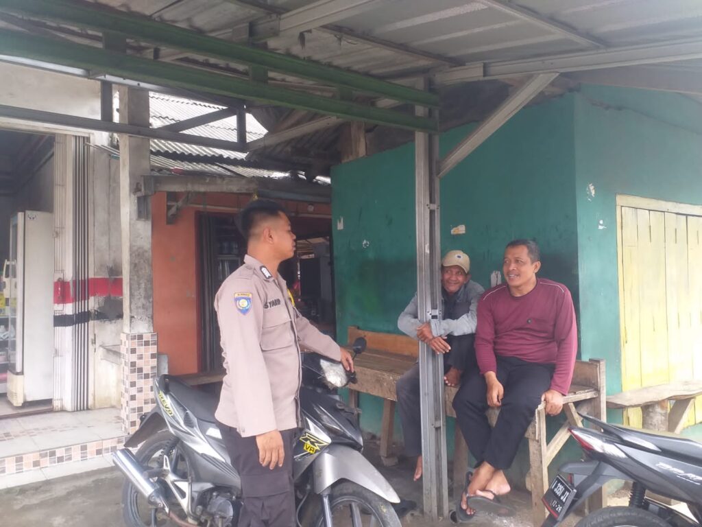 Bhabin Polsek Menes Edukasi Para Ojek di Kec. Menes tentang Keselamatan Berlalu Lintas 5 WhatsApp Image 2024 05 12 at 15.42.07