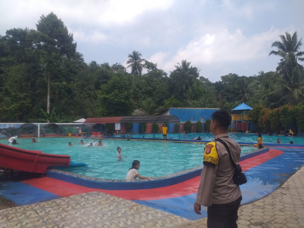 Ada Pak Bhabinkamtibmas Polsek Menes, Masyarakat dan Pengunjung Objek Wisata Kolam Renang Merasa Nyaman 7 WhatsApp Image 2024 05 12 at 15.43.16