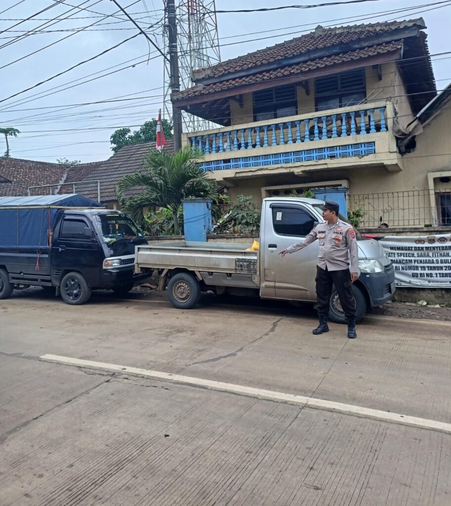 Polsek Bojong Polres Pandeglang Menggelar Kegiatan Pengaturan Lalulintas di Pasar Bojong 1 WhatsApp Image 2024 05 14 at 14.48.36