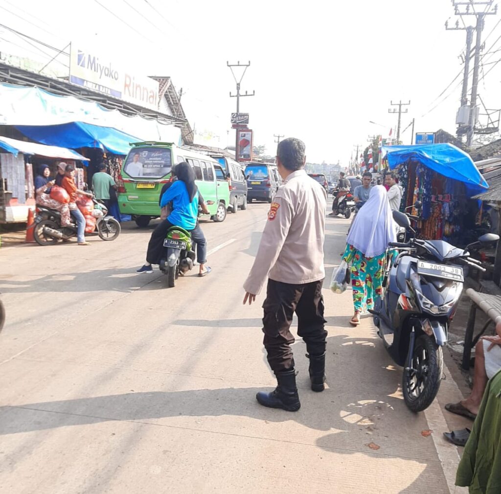 Kapolsek Bojong Polres Pandeglang Lakukan Pengaturan Lalu Lintas di Pasar Bojong 9 WhatsApp Image 2024 05 15 at 07.35.22
