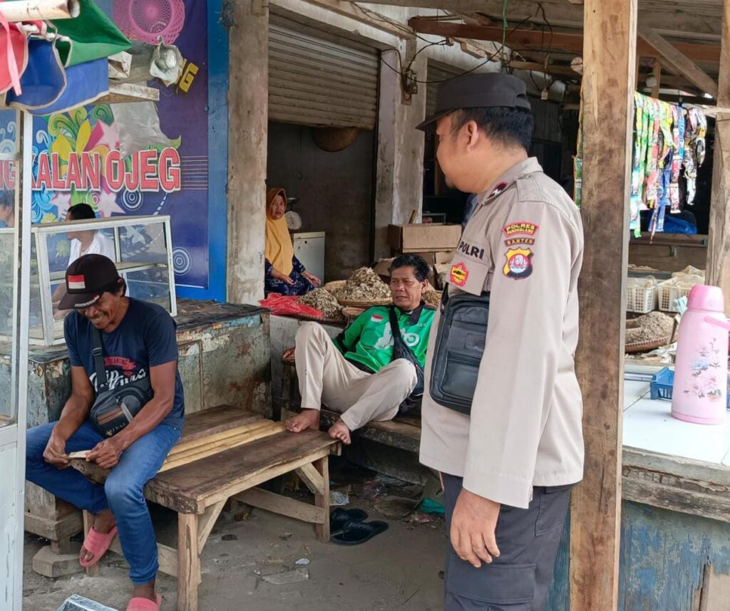 Polsek Cibaliung Laksanakan Sambang Door to Door untuk Menjaga Keamanan dan Menyerap Aspirasi Masyarakat 9 WhatsApp Image 2024 05 15 at 13.11.10