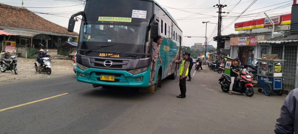 Polsek Cadasari Lakukan Pengaturan Lalu Lintas di Depan Pasar Cadasari untuk Kelancaran dan Keselamatan Pengguna Jalan 5 WhatsApp Image 2024 05 15 at 17.36.35