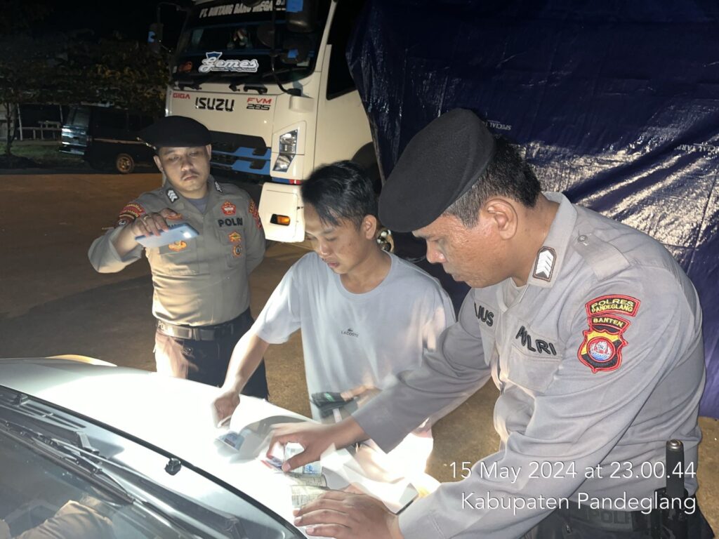 Cegah Gangguan Kamtibmas, Personel Sat Samapta Polres Pandeglang Gencar Melaksanakan Patroli Rutin dan Humanis 7 WhatsApp Image 2024 05 16 at 05.33.24