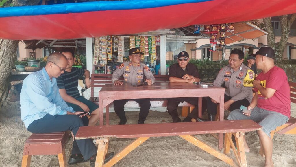 Kapolsek Carita Menyambangi Warga Desa Sukajadi untuk Membangun Silaturrahmi dan Berikan Himbauan Kamtibmas 1 WhatsApp Image 2024 05 16 at 05.47.52