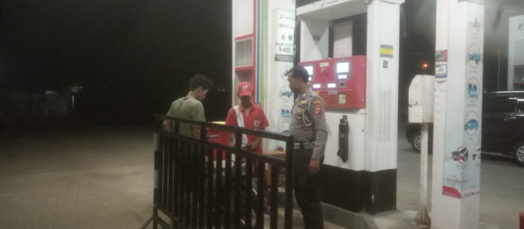 Polsek Carita Intensifkan Patroli Dialogis ke SPBU untuk Ciptakan Suasana Kamtibmas yang Kondusif 2 WhatsApp Image 2024 05 16 at 05.50.04